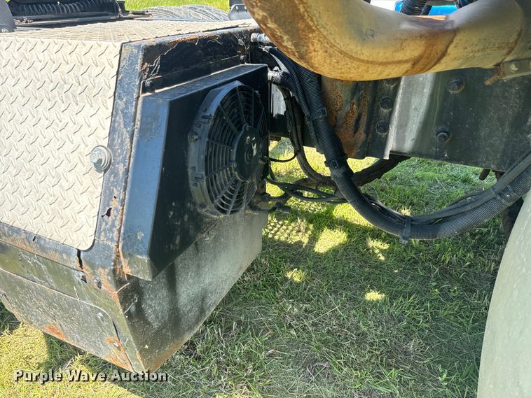 image for item EK1408 2003 International  9200i semi truck