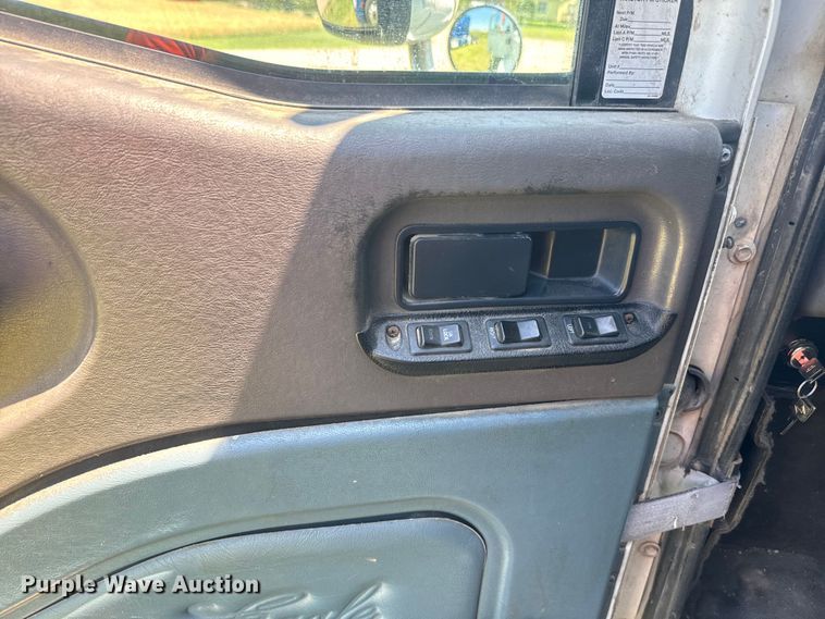 image for item EK1408 2003 International  9200i semi truck