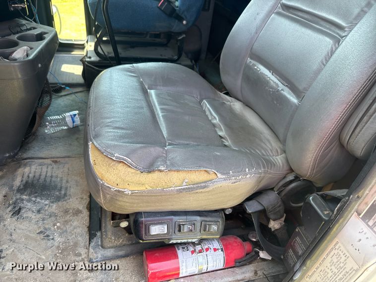 image for item EK1408 2003 International  9200i semi truck