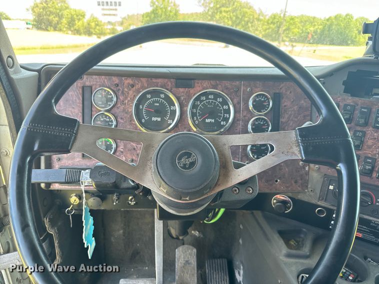 image for item EK1408 2003 International  9200i semi truck