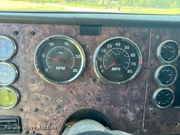 image for item EK1408 2003 International  9200i semi truck