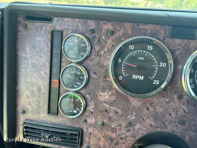 image for item EK1408 2003 International  9200i semi truck