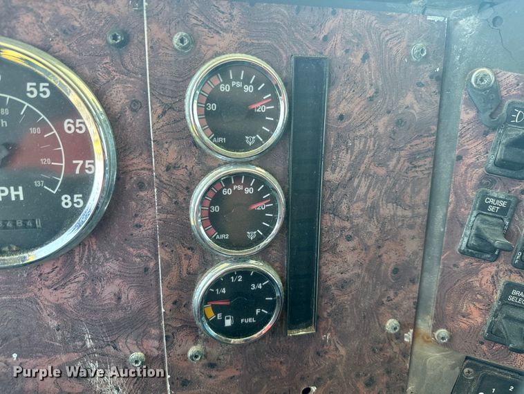 image for item EK1408 2003 International  9200i semi truck