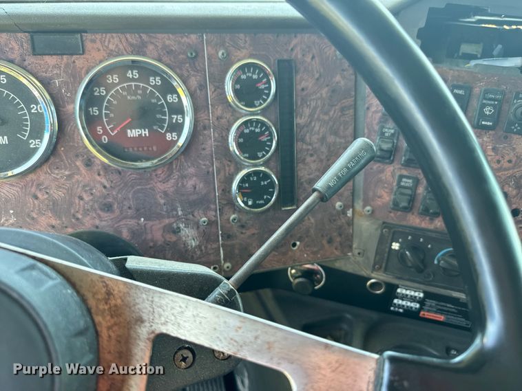 image for item EK1408 2003 International  9200i semi truck