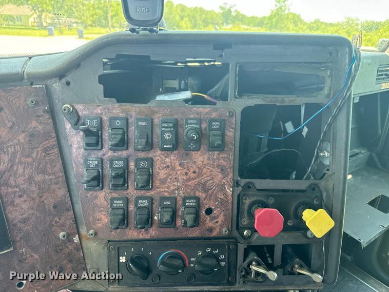 image for item EK1408 2003 International  9200i semi truck