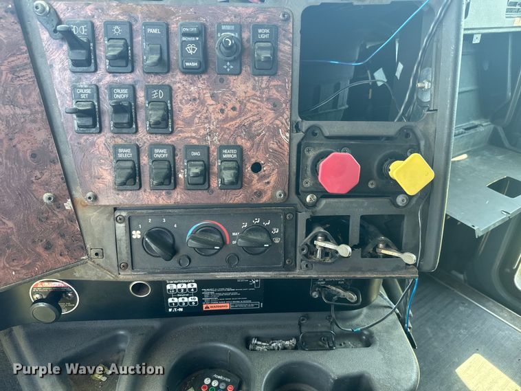 image for item EK1408 2003 International  9200i semi truck