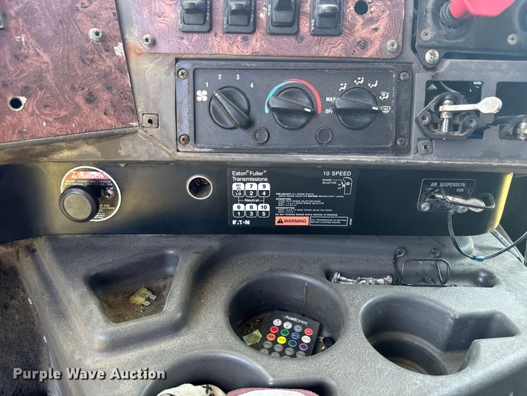 image for item EK1408 2003 International  9200i semi truck