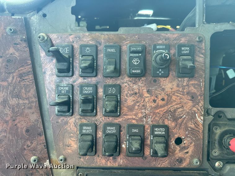 image for item EK1408 2003 International  9200i semi truck