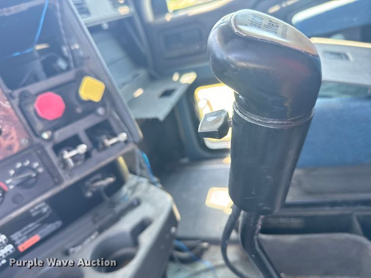 image for item EK1408 2003 International  9200i semi truck