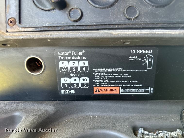 image for item EK1408 2003 International  9200i semi truck