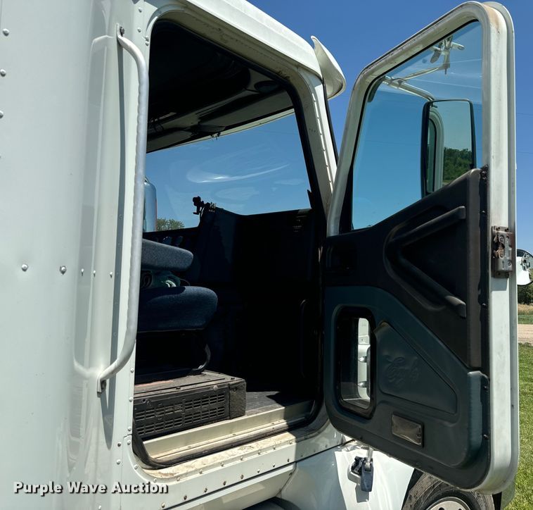 image for item EK1408 2003 International  9200i semi truck