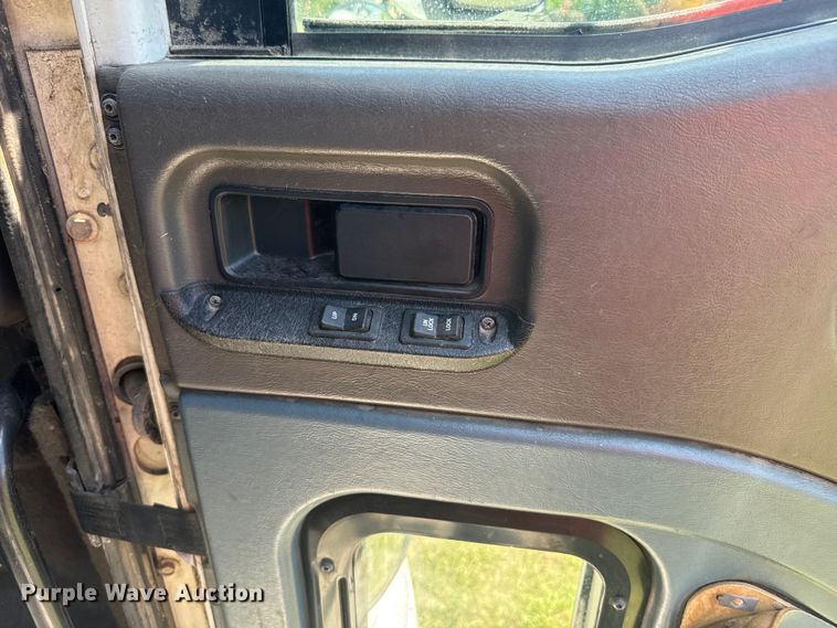 image for item EK1408 2003 International  9200i semi truck