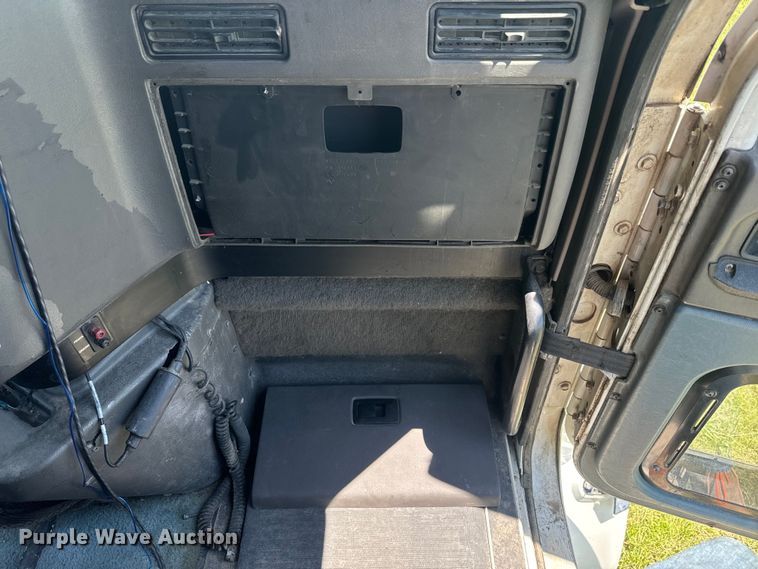 image for item EK1408 2003 International  9200i semi truck