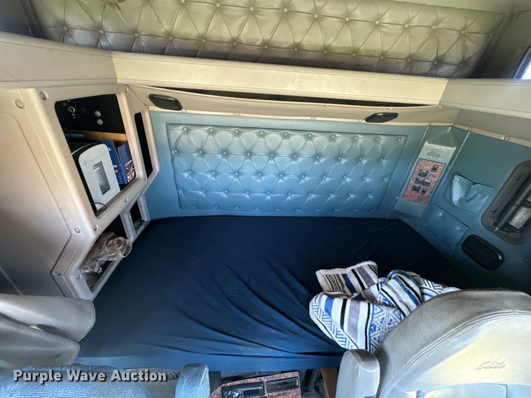 image for item EK1408 2003 International  9200i semi truck