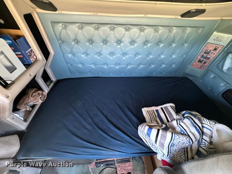 image for item EK1408 2003 International  9200i semi truck