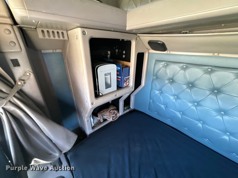 image for item EK1408 2003 International  9200i semi truck