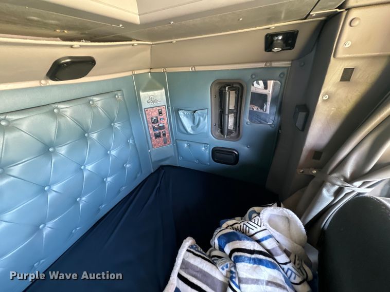 image for item EK1408 2003 International  9200i semi truck