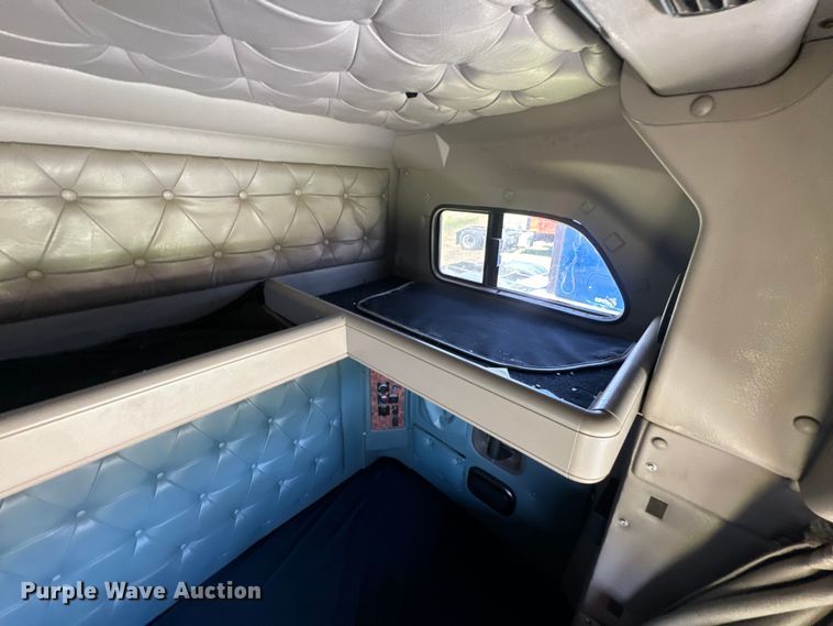 image for item EK1408 2003 International  9200i semi truck