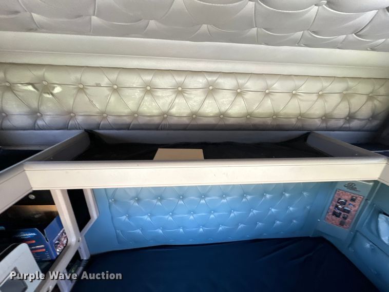 image for item EK1408 2003 International  9200i semi truck