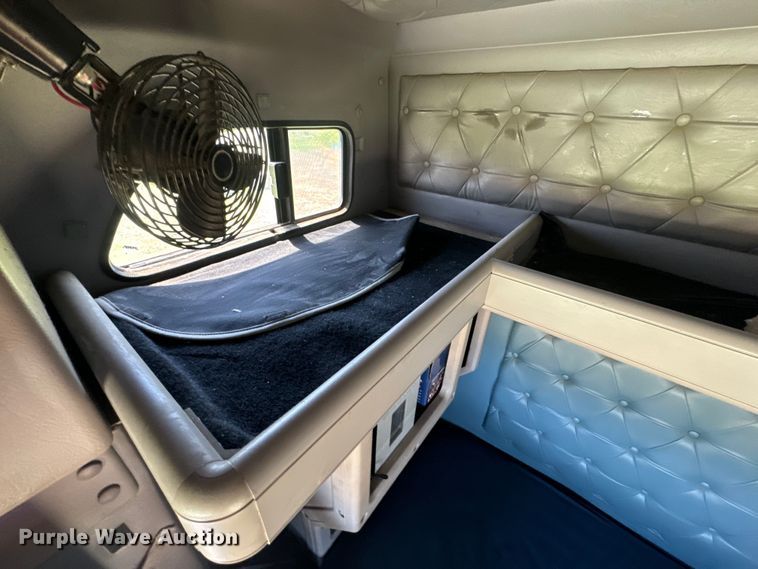 image for item EK1408 2003 International  9200i semi truck