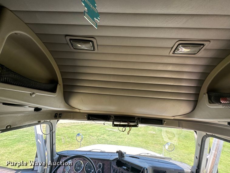 image for item EK1408 2003 International  9200i semi truck