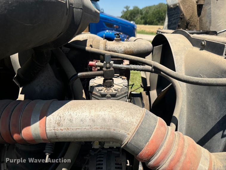 image for item EK1408 2003 International  9200i semi truck