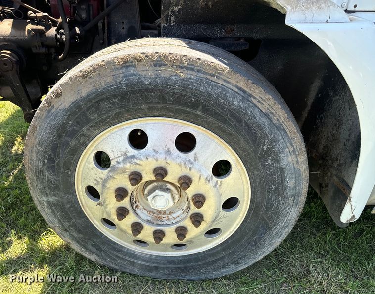 image for item EK1408 2003 International  9200i semi truck