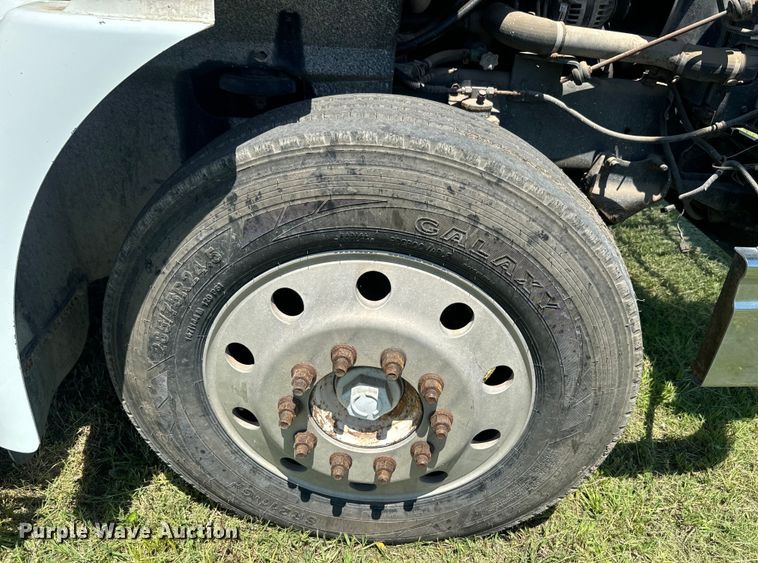 image for item EK1408 2003 International  9200i semi truck