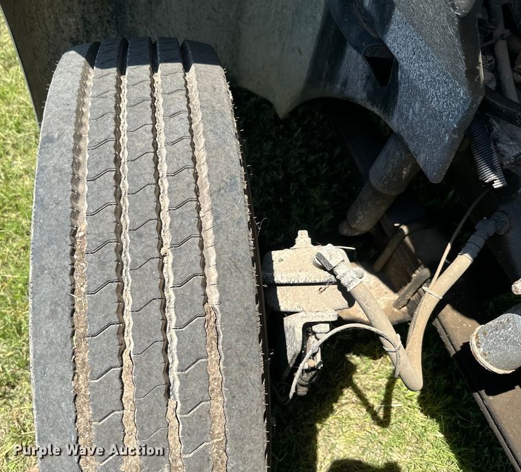 image for item EK1408 2003 International  9200i semi truck