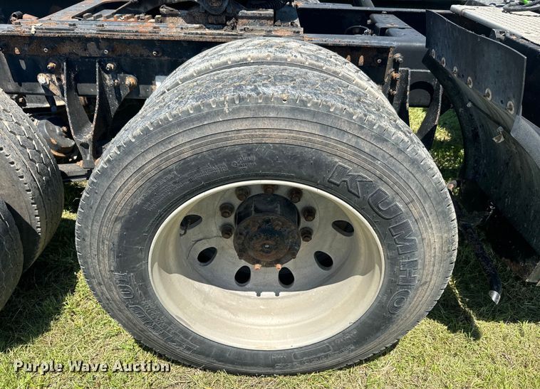 image for item EK1408 2003 International  9200i semi truck