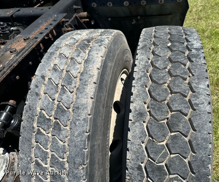 image for item EK1408 2003 International  9200i semi truck