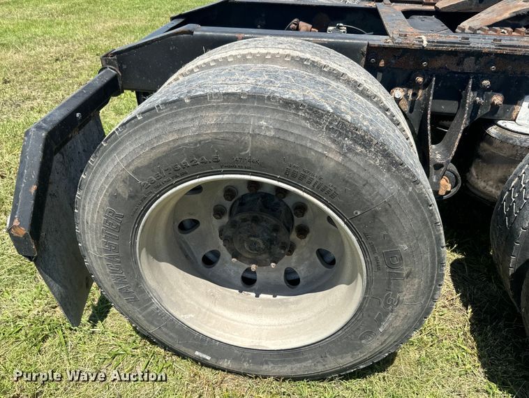 image for item EK1408 2003 International  9200i semi truck