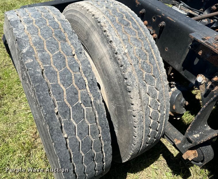 image for item EK1408 2003 International  9200i semi truck