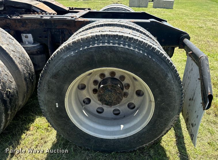 image for item EK1408 2003 International  9200i semi truck