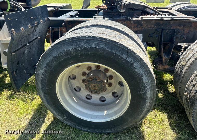 image for item EK1408 2003 International  9200i semi truck