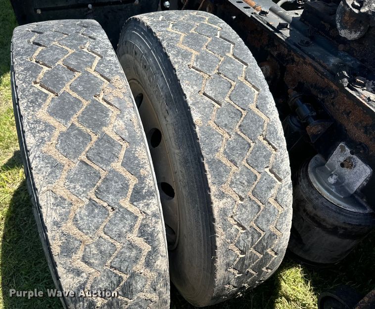 image for item EK1408 2003 International  9200i semi truck