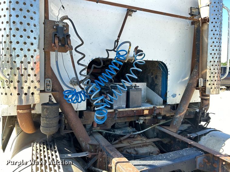 image for item EK4774 1982 International  CO-9670 semi truck