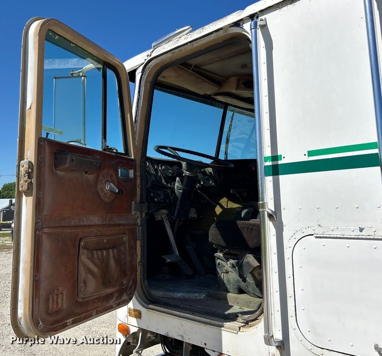 image for item EK4774 1982 International  CO-9670 semi truck