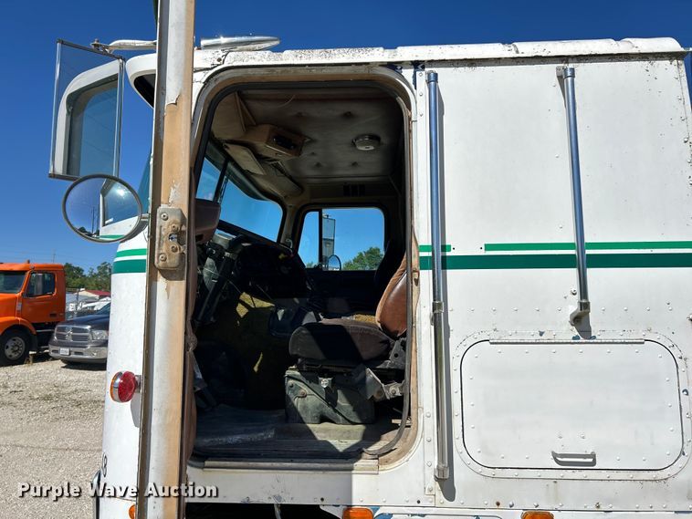 image for item EK4774 1982 International  CO-9670 semi truck