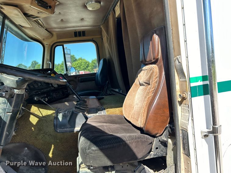 image for item EK4774 1982 International  CO-9670 semi truck