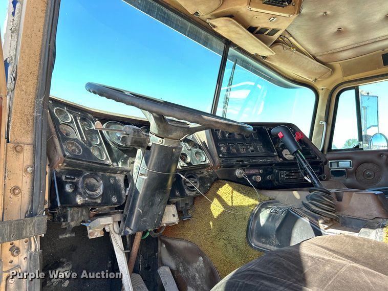 image for item EK4774 1982 International  CO-9670 semi truck