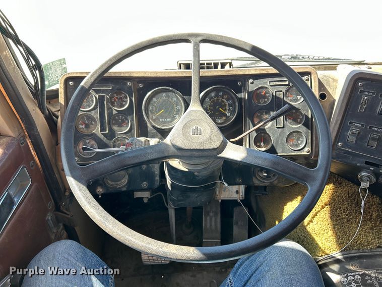 image for item EK4774 1982 International  CO-9670 semi truck