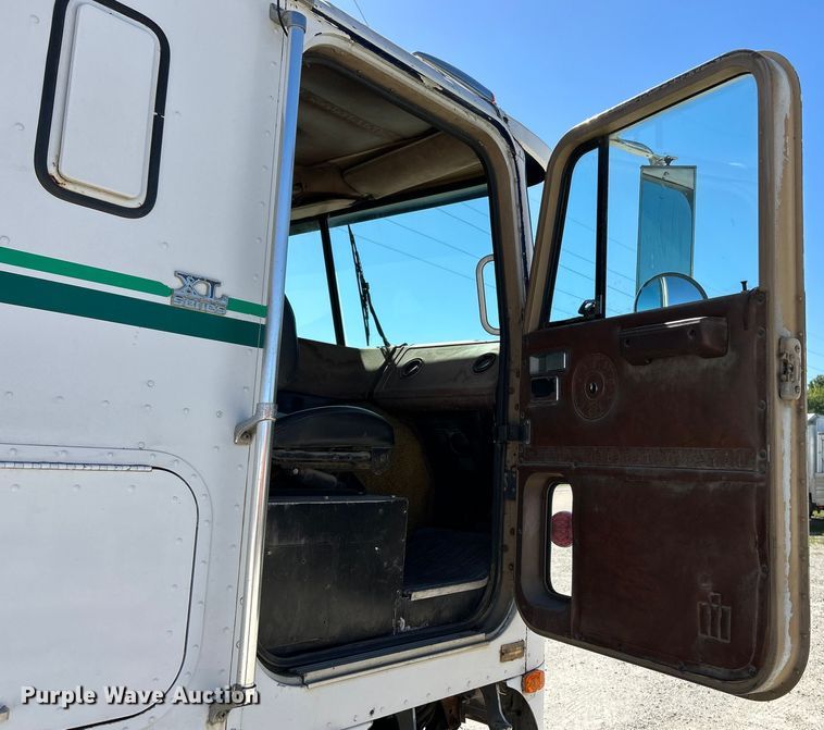 image for item EK4774 1982 International  CO-9670 semi truck