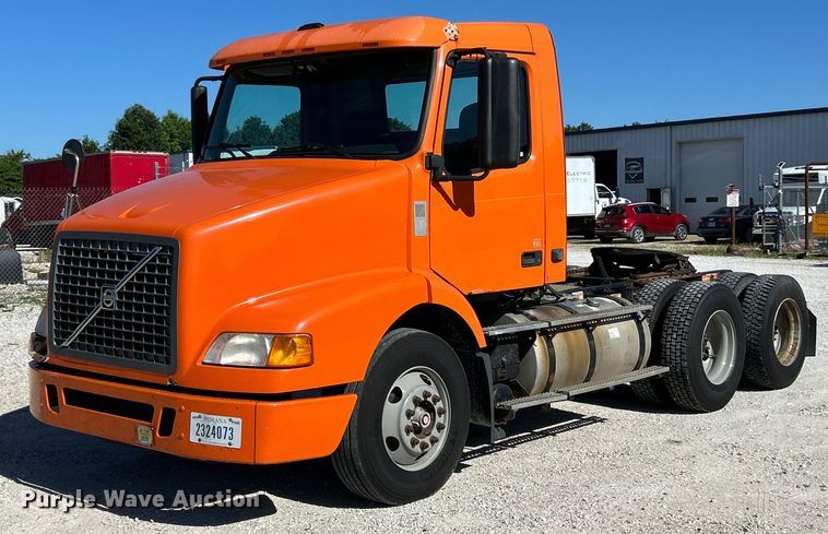 image for item EK4775 2009 Volvo VNM semi truck