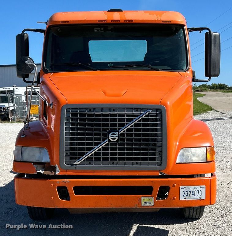 image for item EK4775 2009 Volvo VNM semi truck