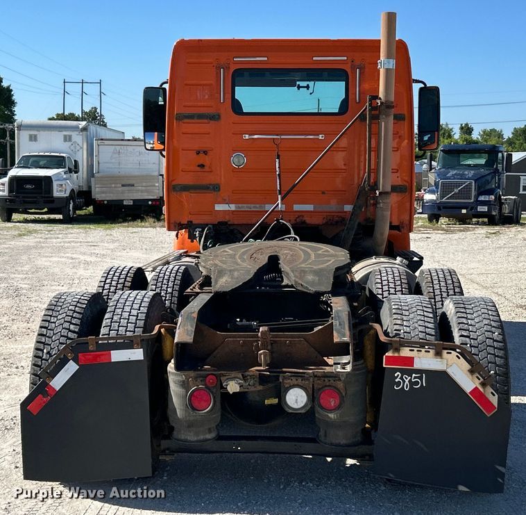 image for item EK4775 2009 Volvo VNM semi truck