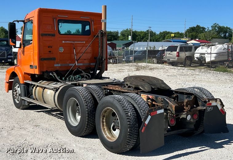 image for item EK4775 2009 Volvo VNM semi truck