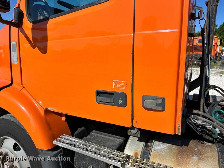 image for item EK4775 2009 Volvo VNM semi truck