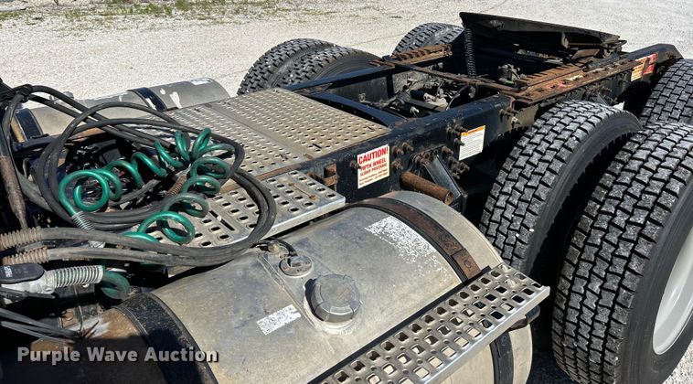 image for item EK4775 2009 Volvo VNM semi truck