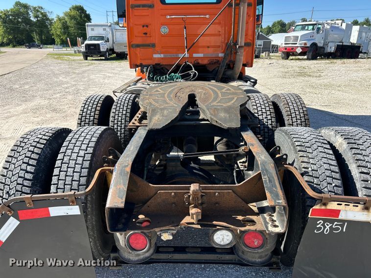 image for item EK4775 2009 Volvo VNM semi truck